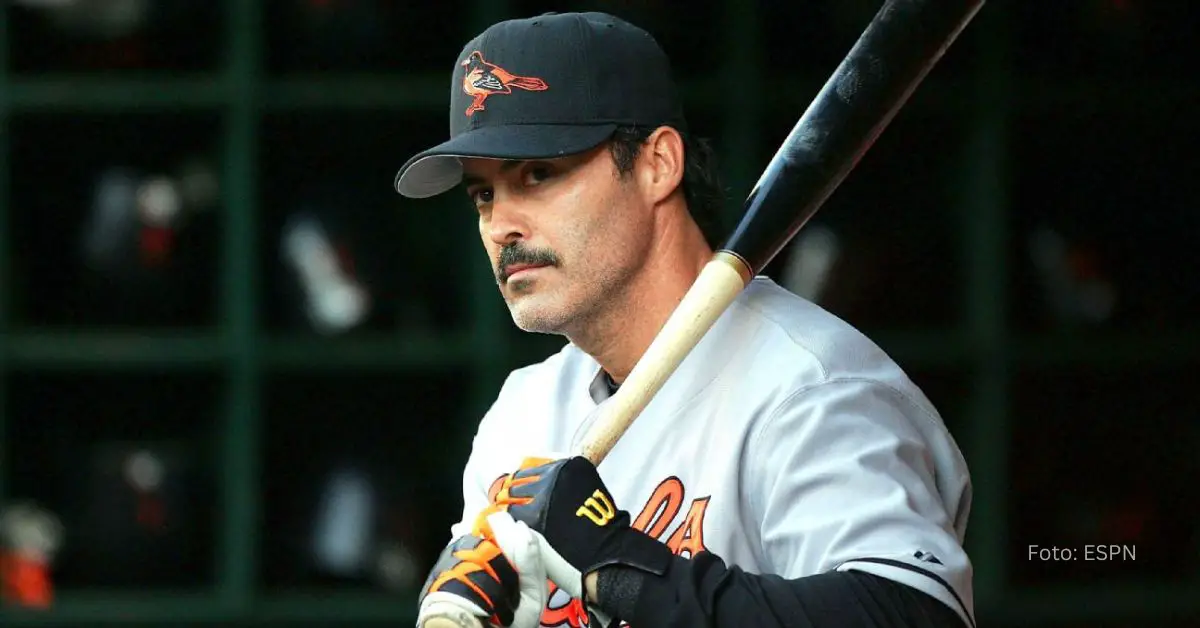 Rafael Palmeiro con el uniforme de Baltimore Orioles