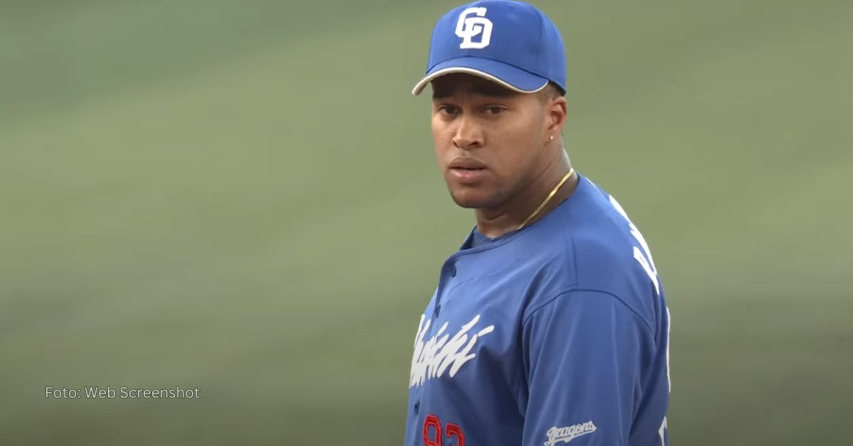 Raidel Martínez lanzando con Chunichi Dragons