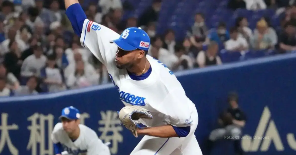 Raidel Martínez realizando pitcheos con Chunichi Dragons