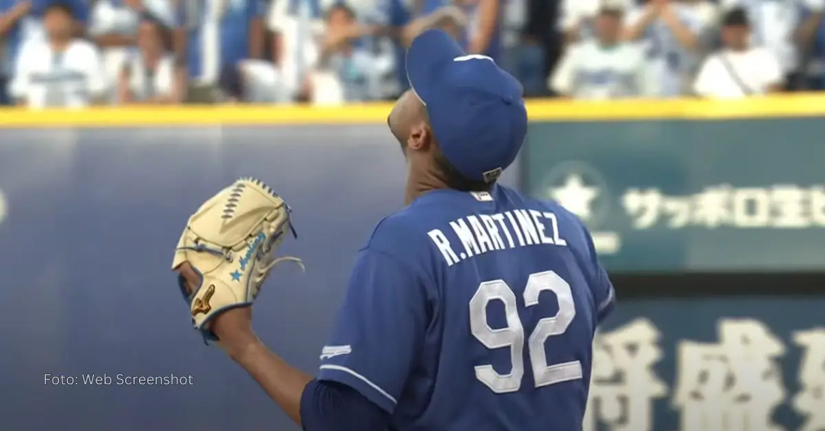 Raidel Martínez lanzando con Chunichi Dragons