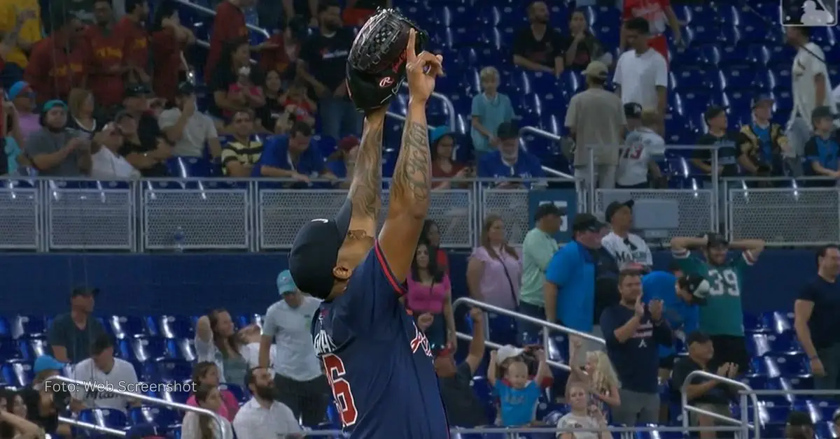 Raisel Iglesias celebrando juego salvado