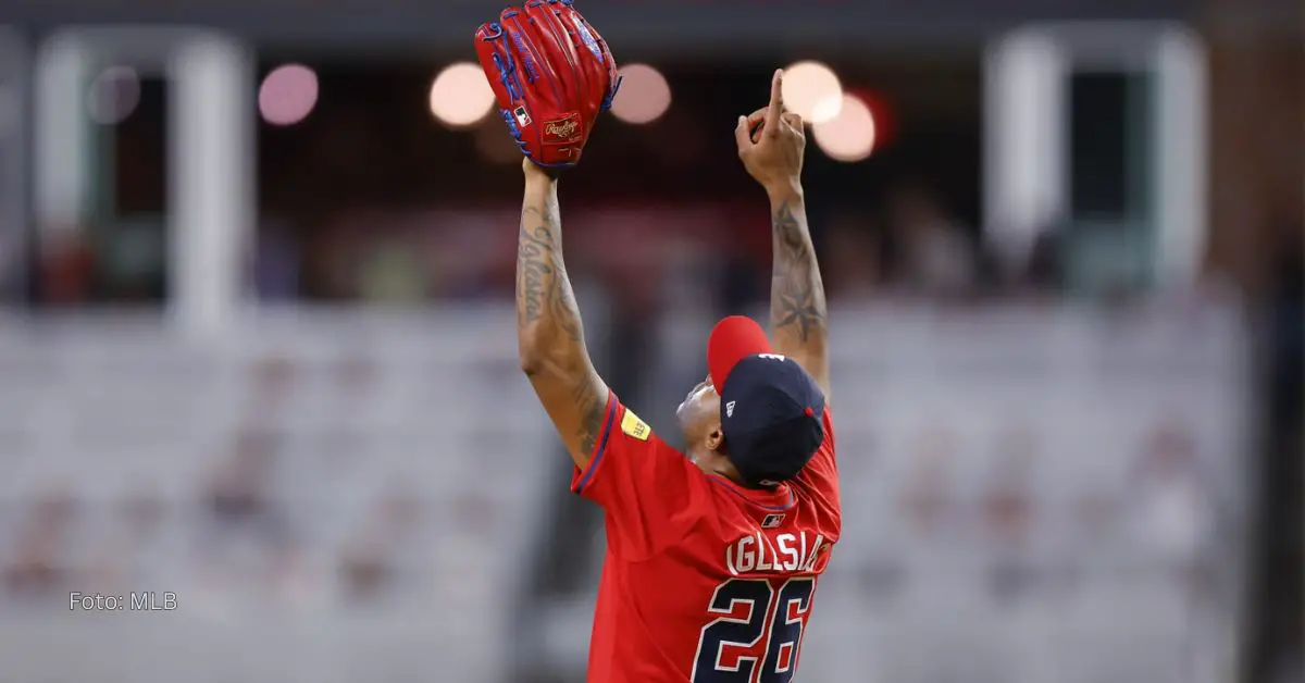 Raisel Iglesias alzando las manos con uniforme de Atlanta Braves