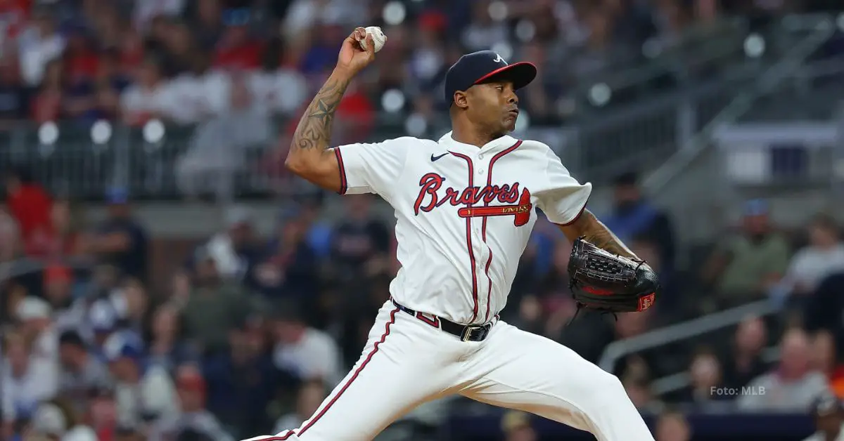 Raisel Iglesias lanzando con Atlanta Braves