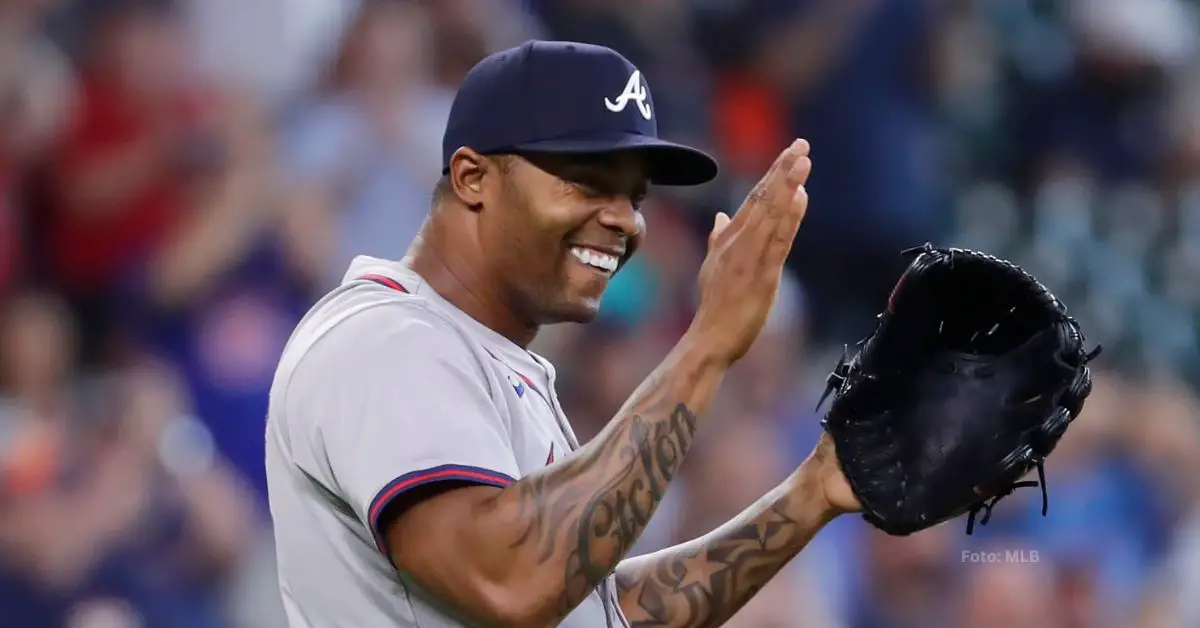 Raisel Iglesias aplaudiendo tras conseguir el salvado con Atlanta Braves