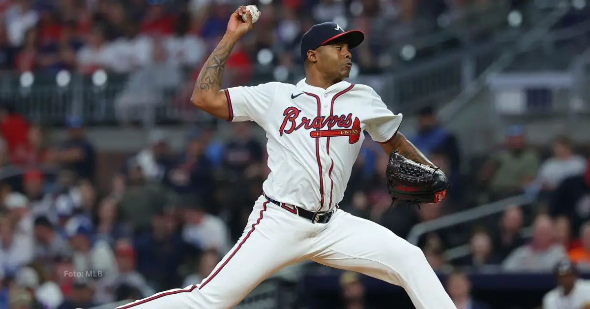 Cubano Raisel Iglesias lanzando con Atlanta Braves