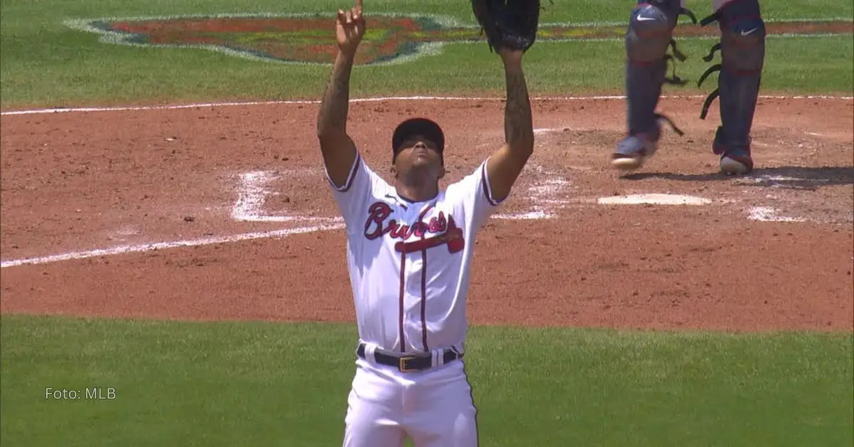 Raisel Iglesias celebrando con Atlanta Braves.