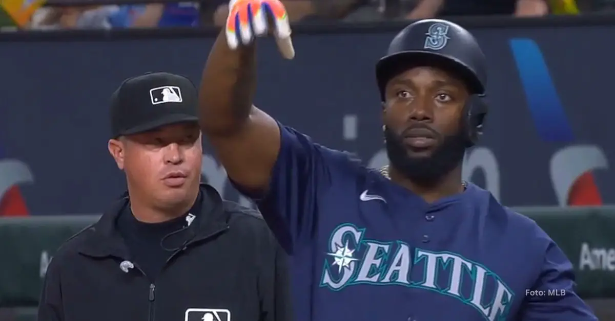 Randy Arozarena celebrando su batazo con Seattle Mariners