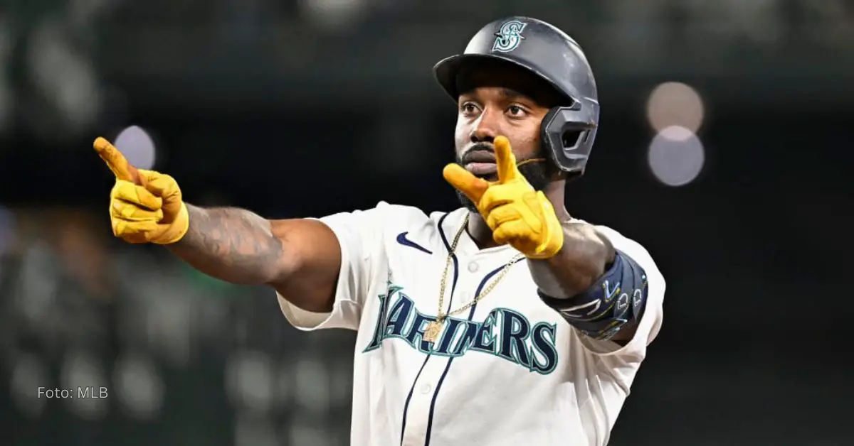 Randy Arozarena levantando los brazos y saludando a sus compañeros en Seattle Mariners