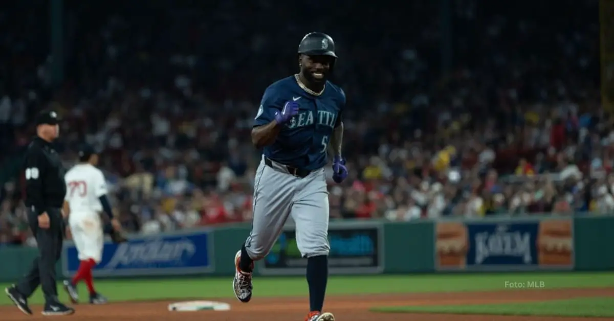 Randy Arozarena corriendo las almohadillas con Seattle Mariners