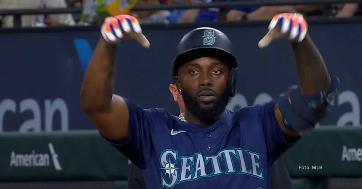 Randy Arozarena celebrando su batazo con Seattle Mariners