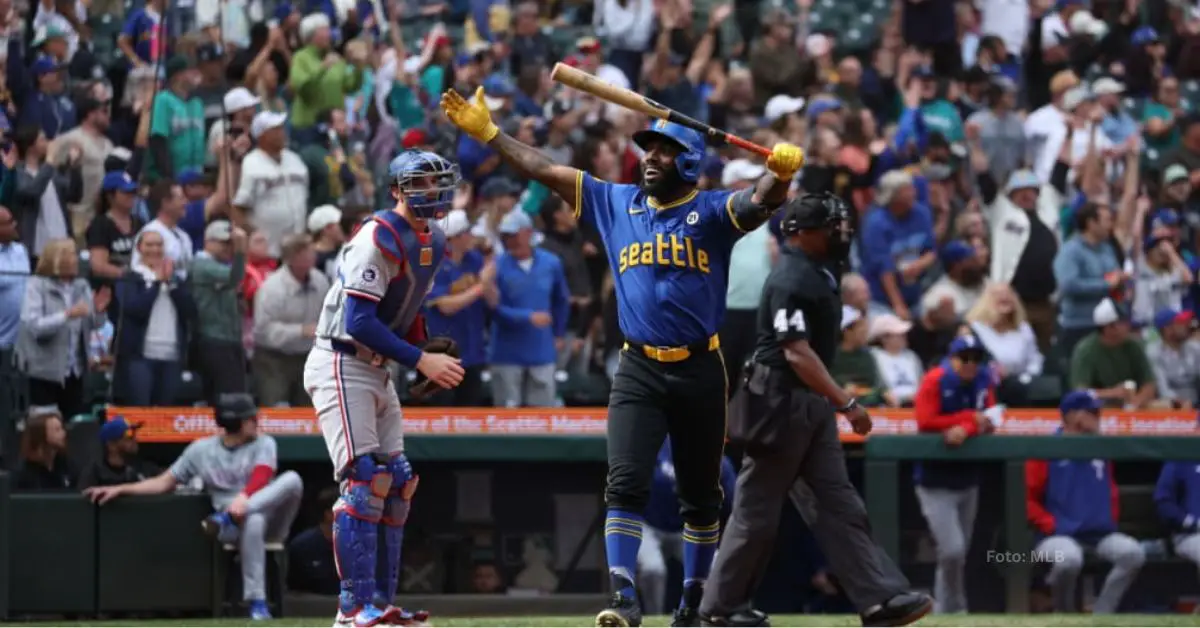 Randy Arozarena celebrando tras conectar jonrón con Seattle Mariners