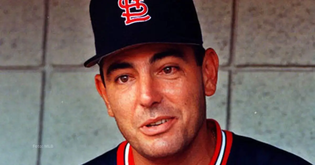 René Arocha con el uniforme de St. Louis Cardinals en MLB