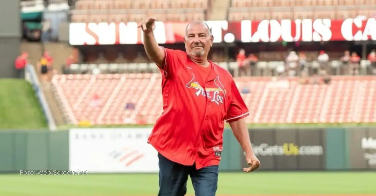 Rene Arocha lanzando la primera bola con el uniforme de St. Louis Cardinals