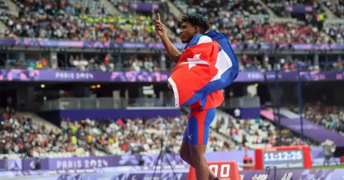 Robiel Yankiel Sol con la bandera cubana señalando que consiguió la medalla de oro en los Juegos Paralímpicos de Paris 2024