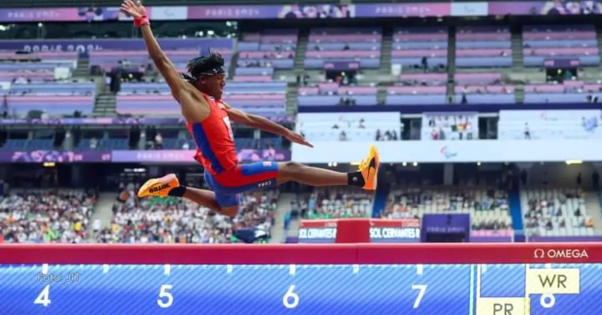 Robiel Yankiel Sol ejecutando la fase final del salto largo para caer en el cajón de salto