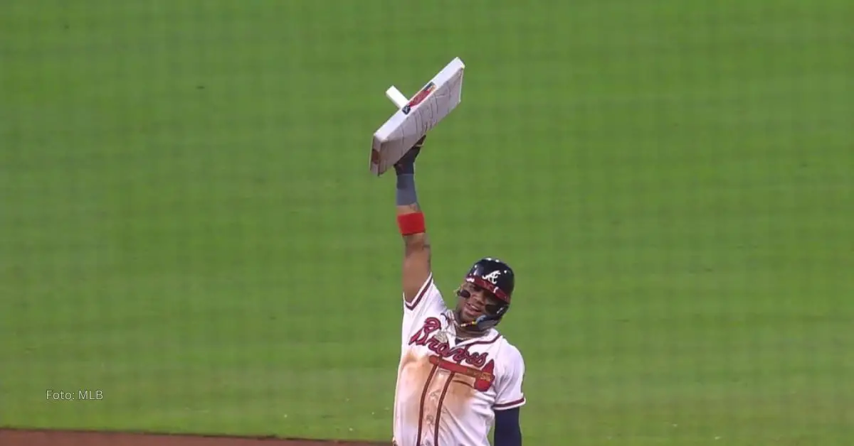 Ronald Acuña Jr levantando la segunda base base después de conseguir un robo con Atlanta Braves