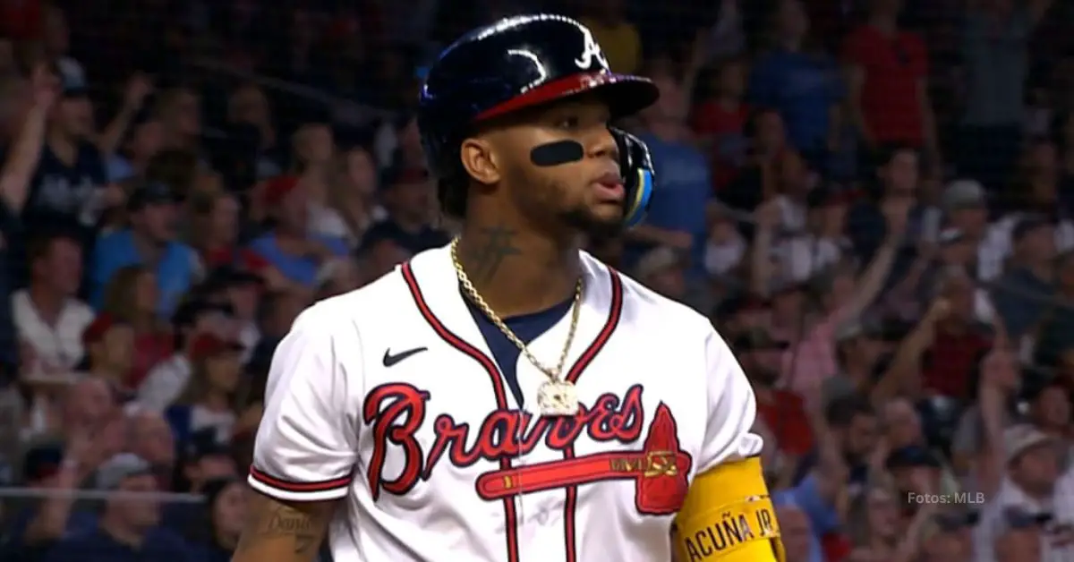 Ronald Acuña Jr. posando en el dugout de Atlanta Braves