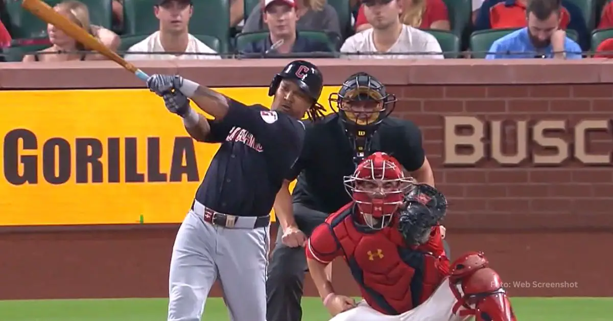 José Ramírez haciendo swing con Cleveland Guardians