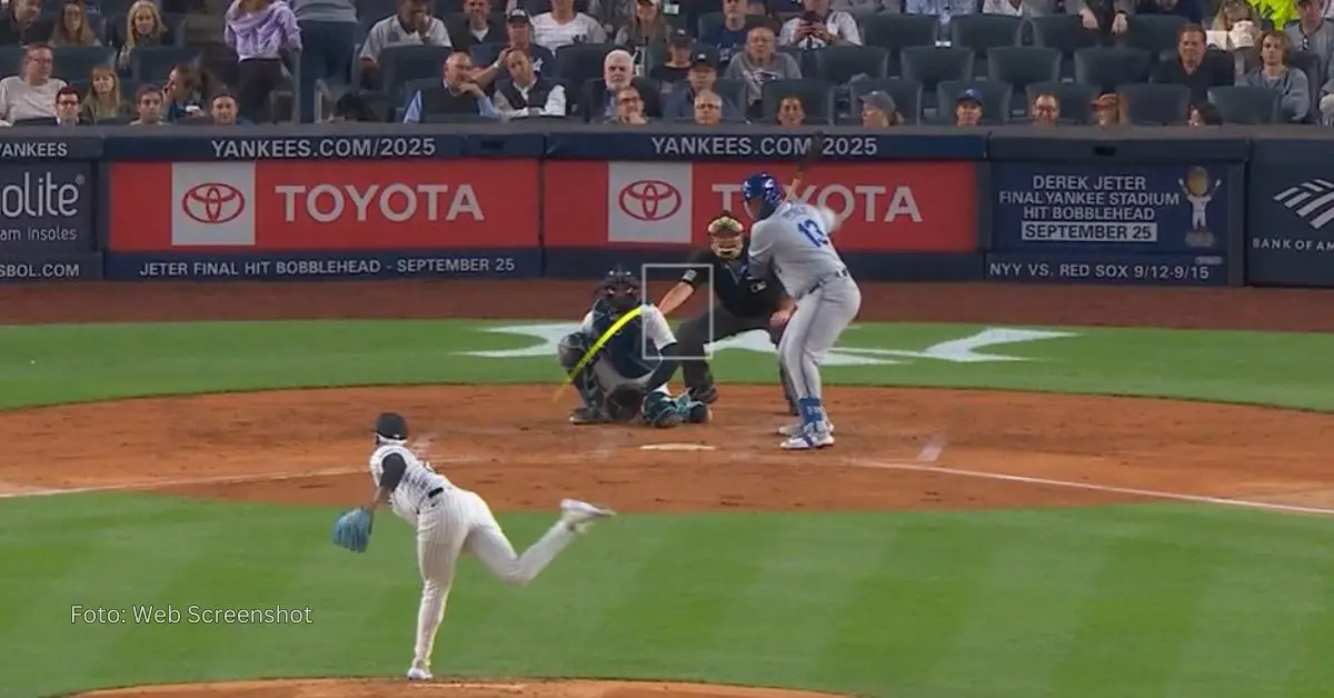 Salvador Pérez bateando en Yankee Stadium.