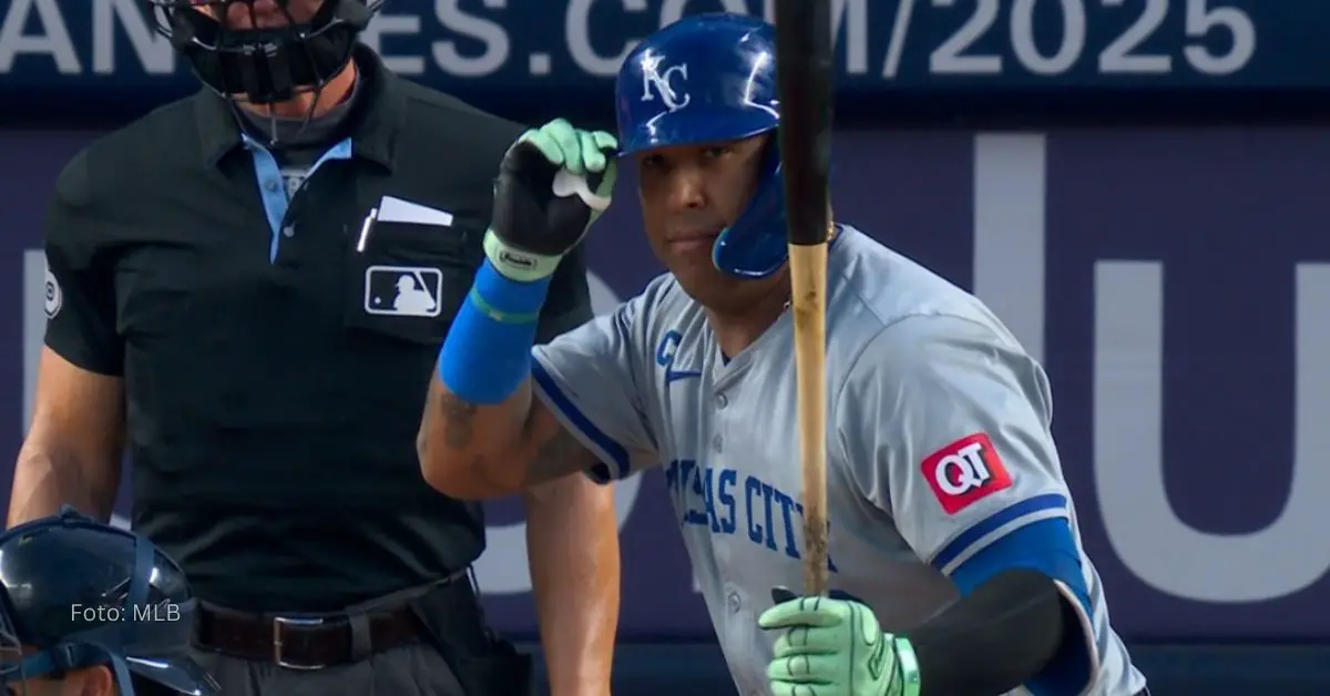 Salvador Pérez bateando con Kansas City Royals