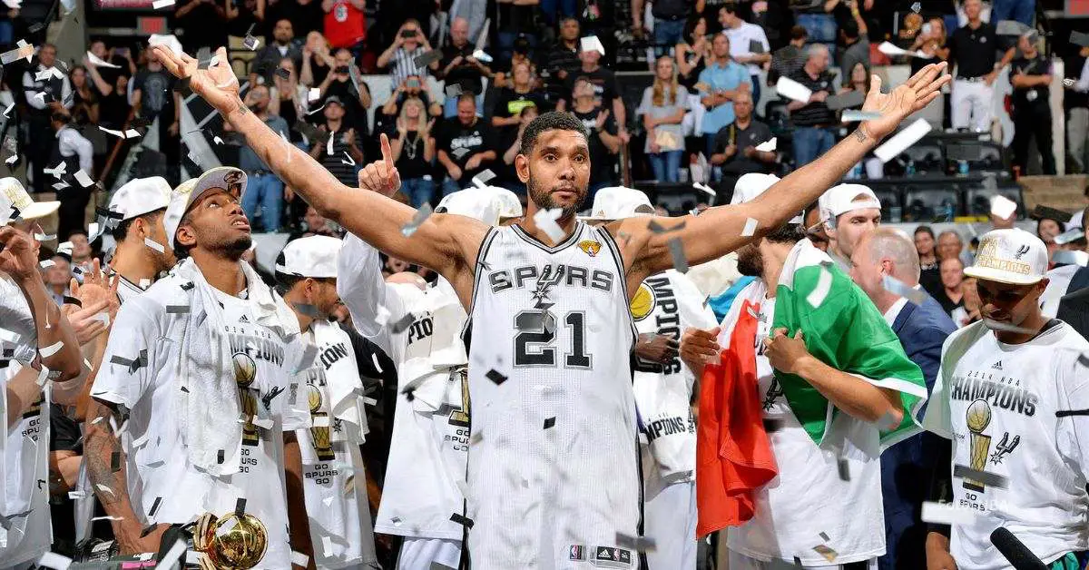 Tim Duncan celebrando el titulo con San Antonio Spurs