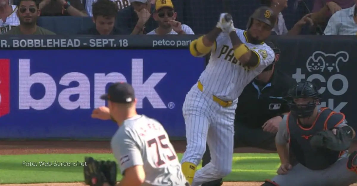 Luis Arráez bateando con San Diego Padres