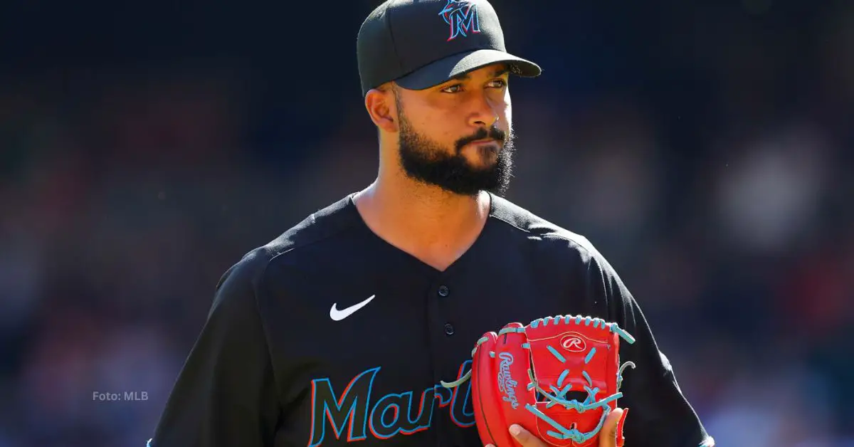 Sandy Alcántara con el uniforme de Miami Marlins