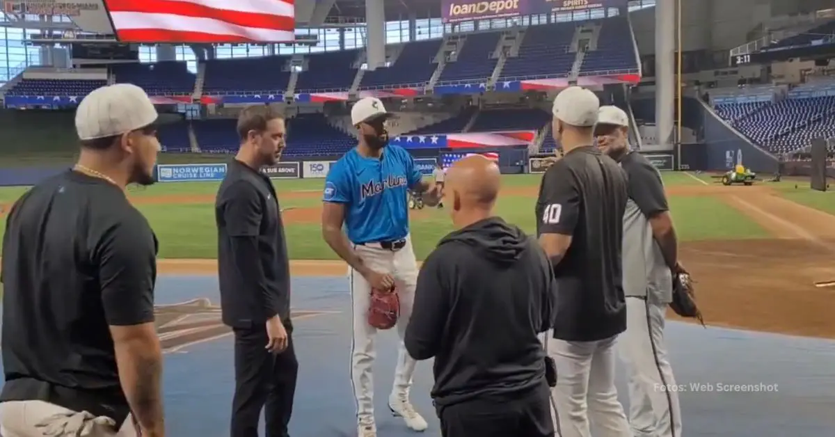 Sandy Alcántara trabajando bajo la mirada de sus coaches y compañeros en Miami