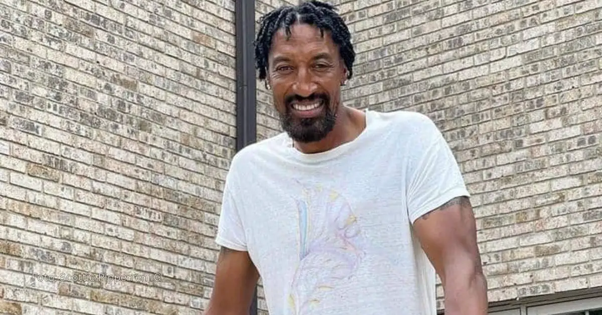 Scottie Pippen sonriendo en su etapa como jugador retirado de NBA