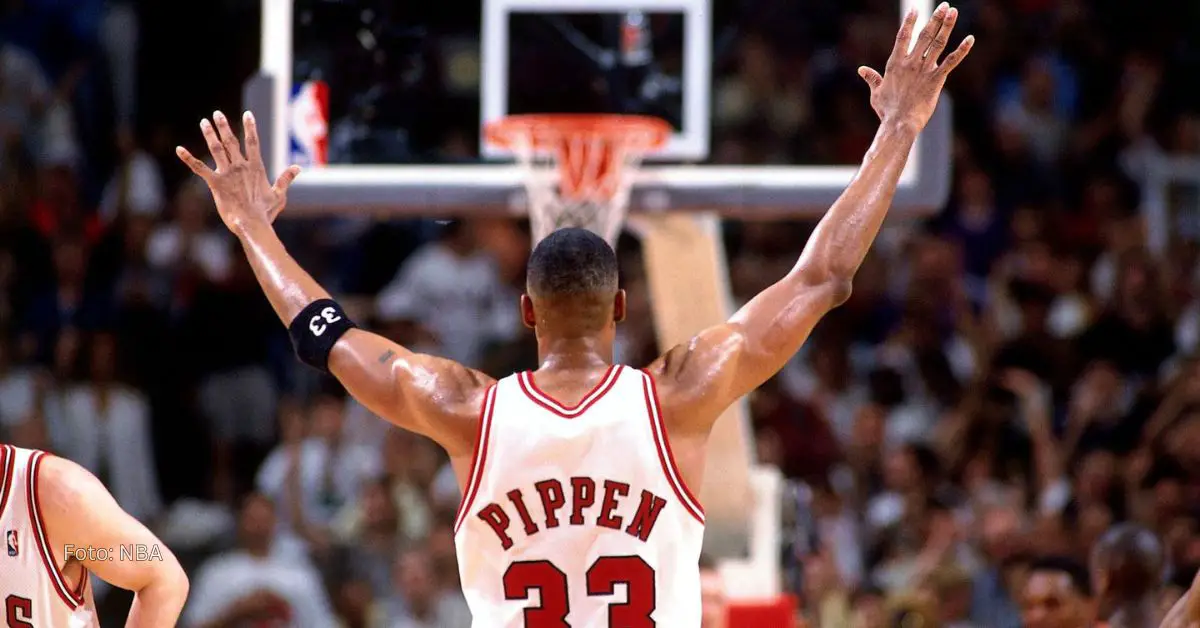 Scottie Pippen en su faceta como jugador de NBA con los brazos levantados tras anotar una canasta