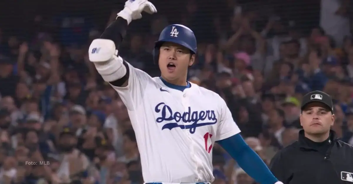 Shohei Ohtani levantando al publico tras llegar a la antesala con Los Angeles Dodgers