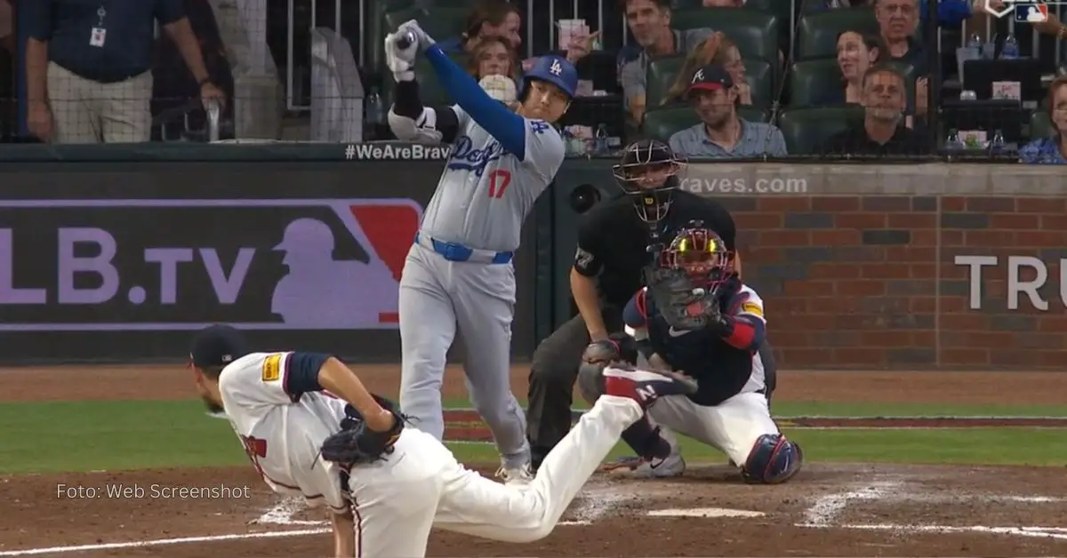 Shohei Ohtani bateando con Dodgers frente a Atlanta Braves