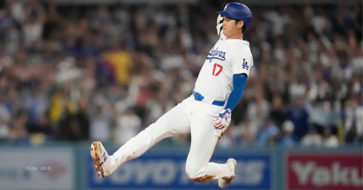 Shohei Ohtani deslizándose en una almohadilla con Los Angeles Dodgers