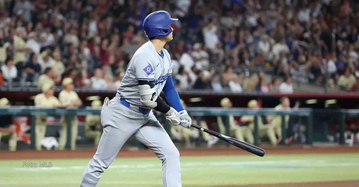 Shohei Ohtani iniciando la carrera tras conectar un batazo con Los Angeles Dodgers en MLB