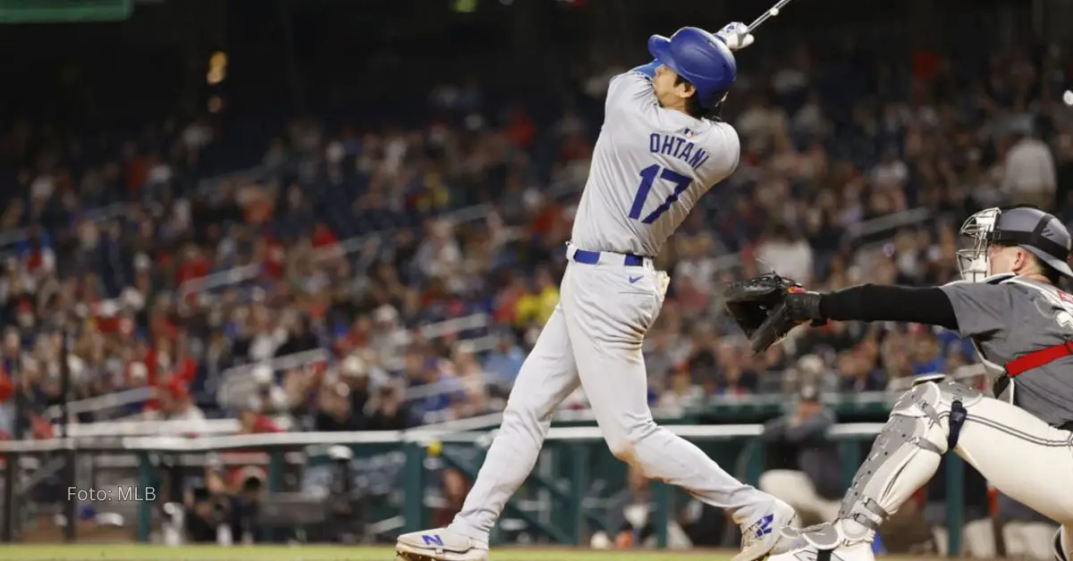 Shohei Ohtani en el mismo justo que termina un swing de jonrón con Los Angeles Dodgers en MLB