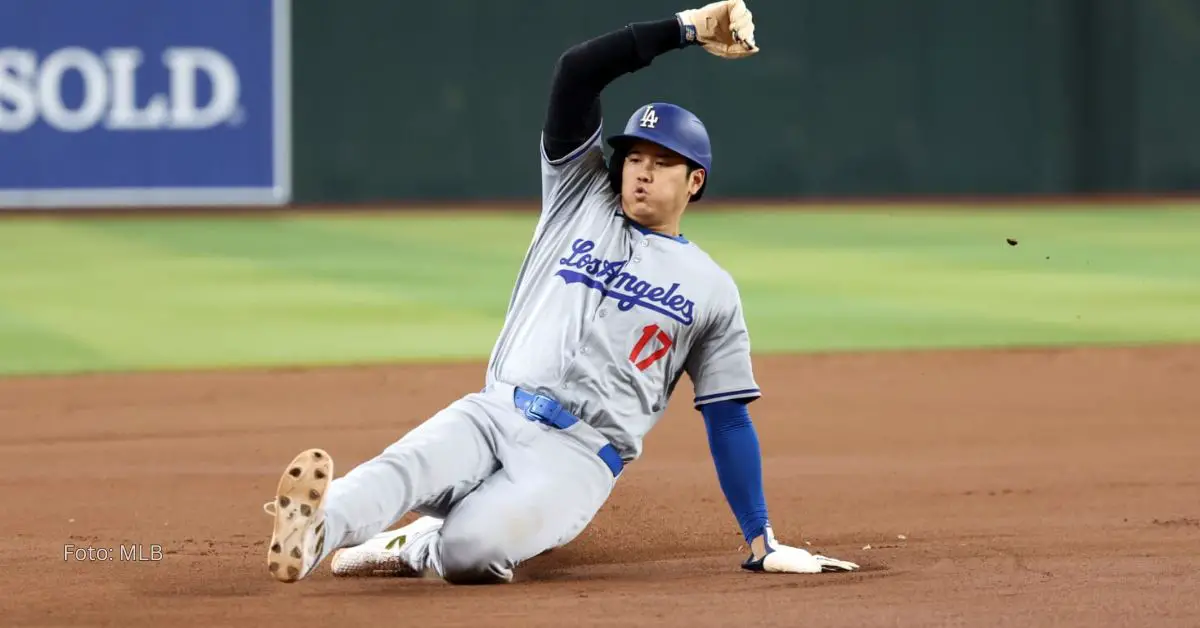 Shohei Ohtani deslizándose con el uniforme de Los Angeles Dodgers en MLB