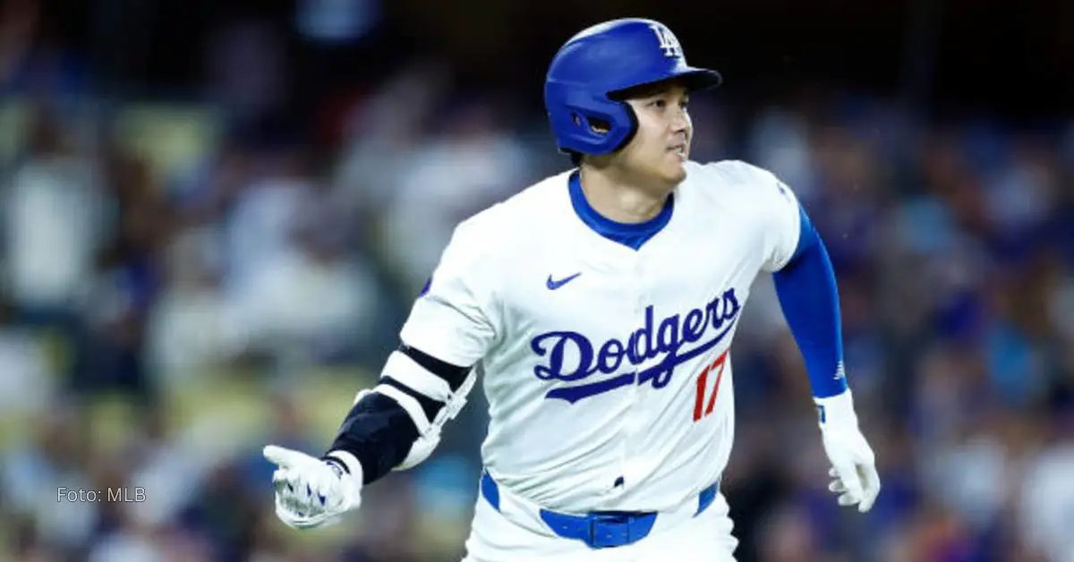 Shohei Ohtani corriendo con el uniforme de Los Angeles Dodgers en MLB