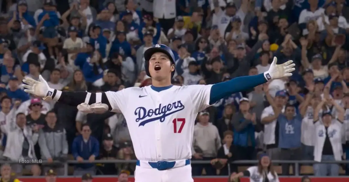 Shohei Ohtani con los brazos abiertos celebrando un batazo con Los Angeles Dodgers en MLB