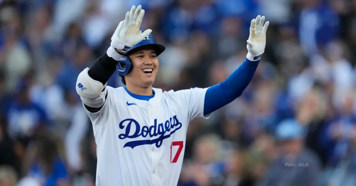 Shohei Ohtani celebrando tras anotar en carrera con Los Angeles Dodgers