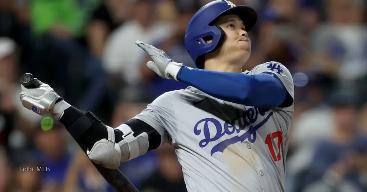 Shohei Ohtani haciendo swing de jonrón y observando la bola con el uniforme de Los Angeles Dodgers en MLB