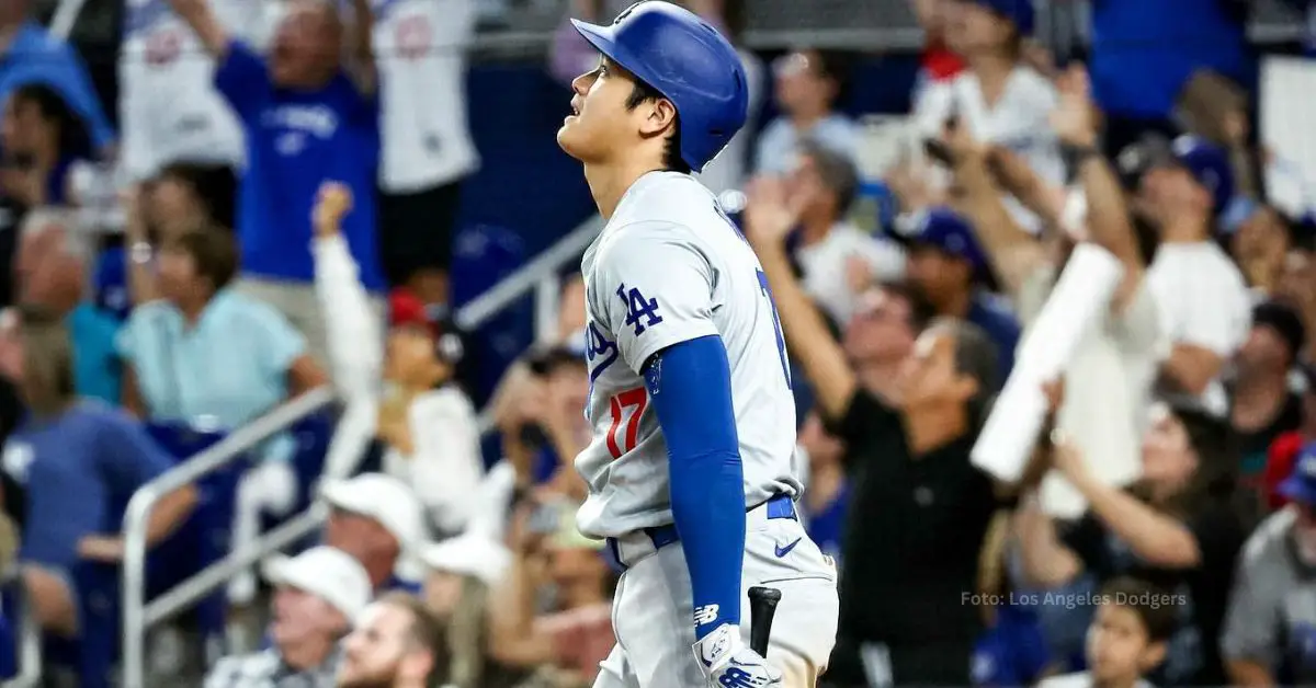 Shohei Ohtani parado observando el cuadrangular que dio con Los Angeles Dodgers