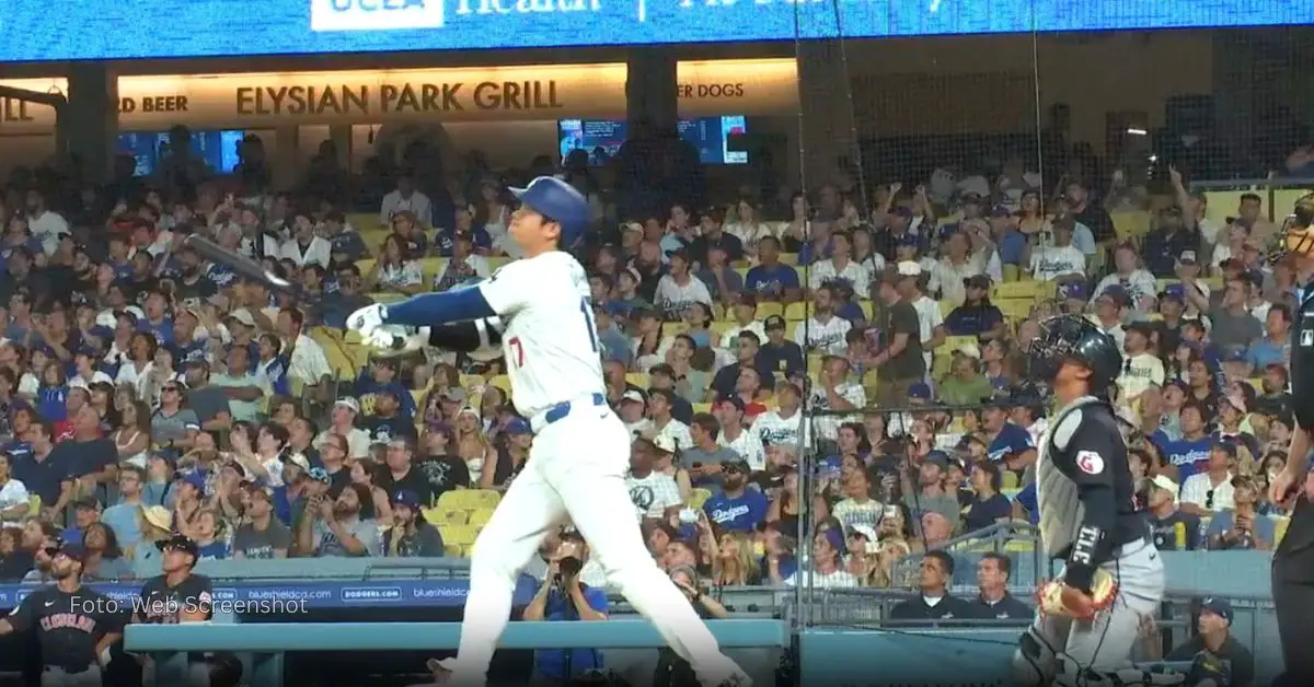 Shohei Ohtani haciendo swing de jonrón en MLB con Los Angeles Dodgers