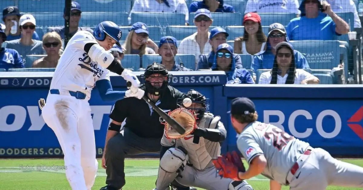 Shohei Ohtani haciendo swing de su jonrón 46 en MLB 2024 con Dodgers