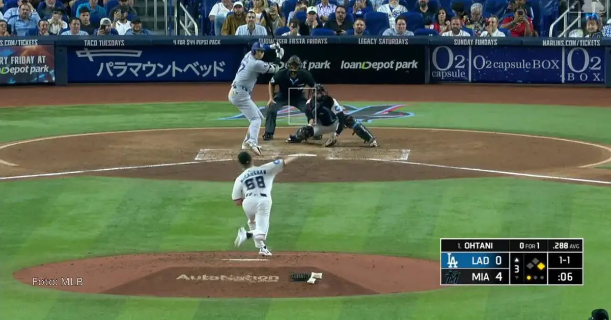 Shohei Ohtani haciendo swing de jonrón en juego de Dodgers vs Marlins