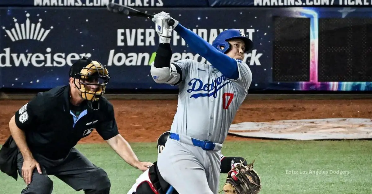 Shohei Ohtani conectando jonrón con Los Angeles Dodgers