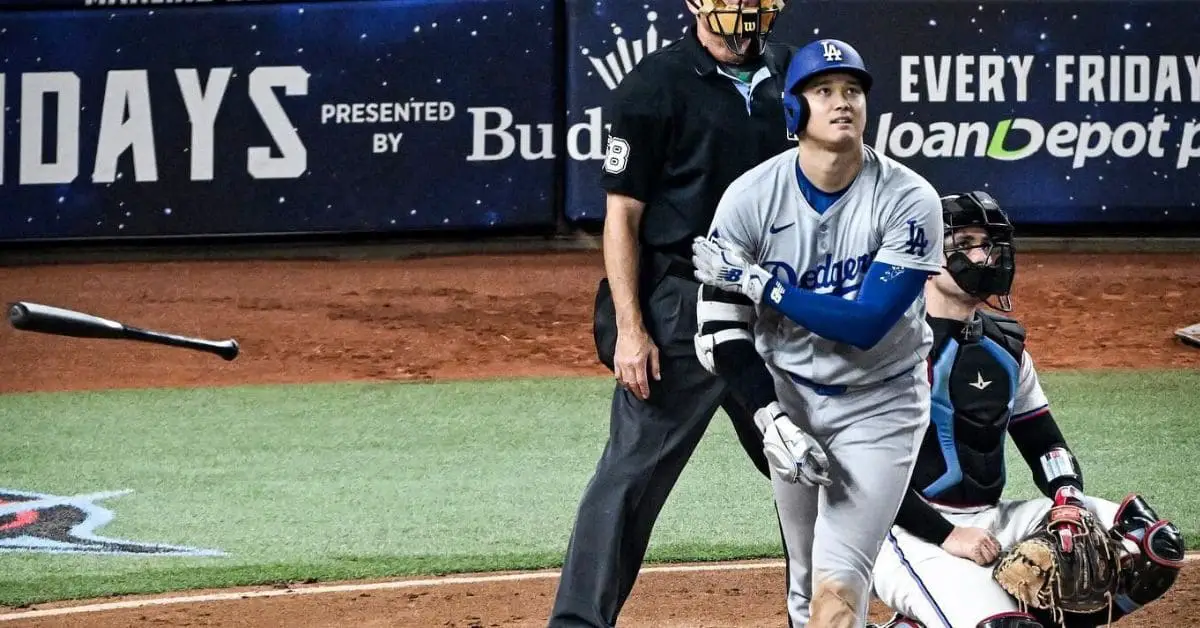 Histórico Shohei Ohtani soltando el bate tras conectar jonrón con Los Angeles Dodgers