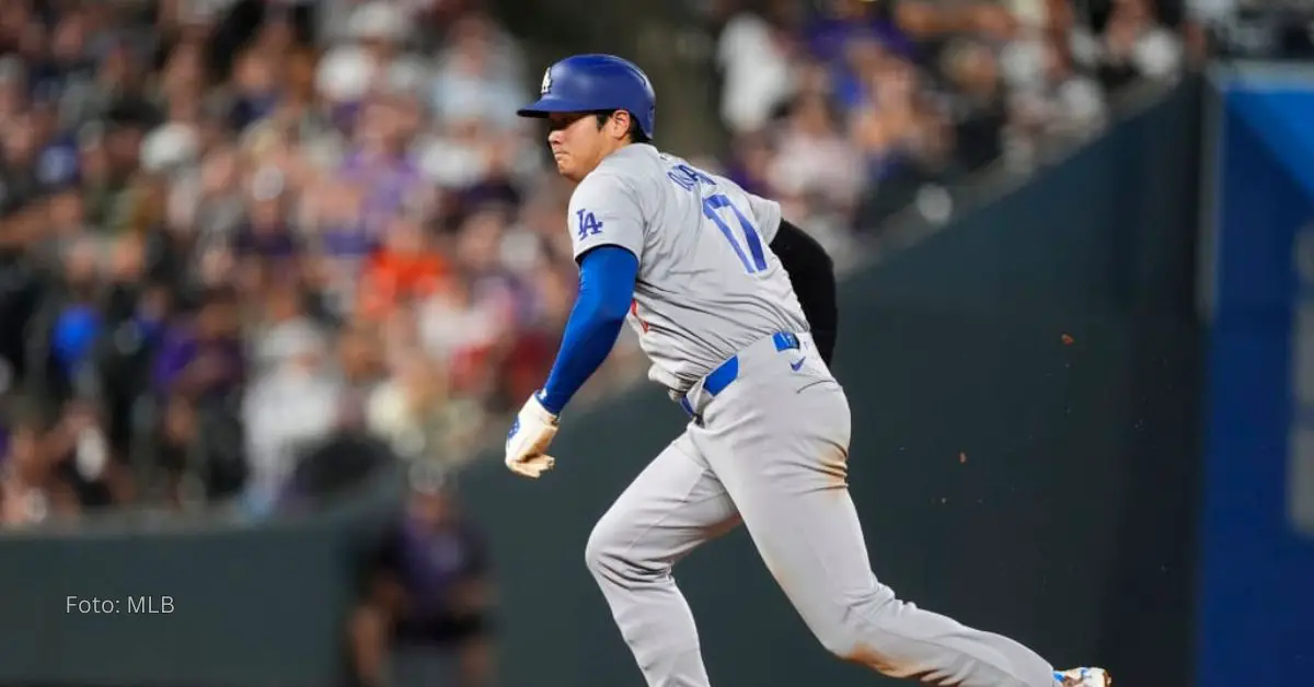 Shohei Ohtani iniciando un robo de base con Los Angeles Dodgers en MLB