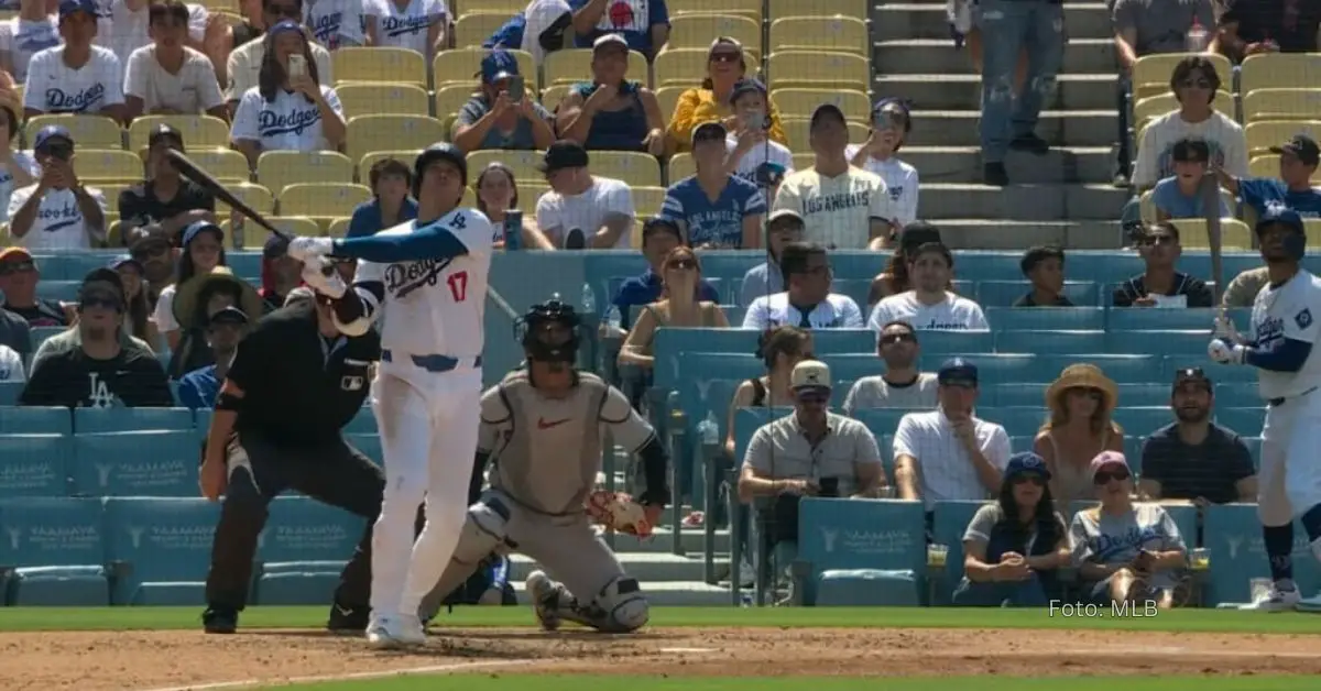 Shohei Ohtani conectando un jonrón con Los Angeles Dodgers en MLB 2024