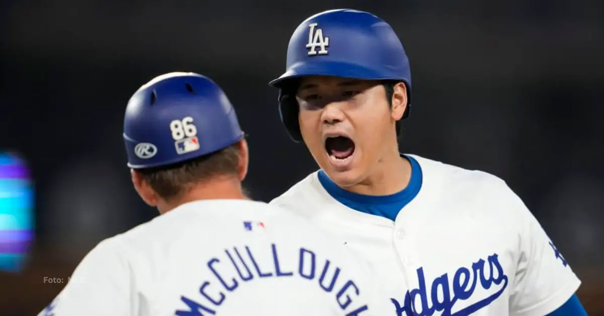 Shohei Ohtani celebrando con su coach tras conectar sencillo productor