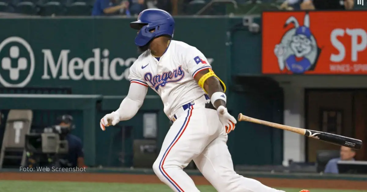 Adolis García bateando con Texas Rangers.